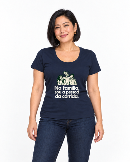 Camiseta Unissex - Sobrenome Corrida — foto com modelo