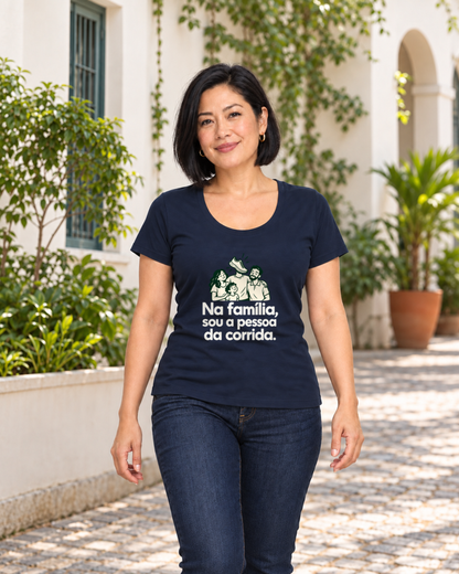 Camiseta Unissex - Sobrenome Corrida — foto com modelo
