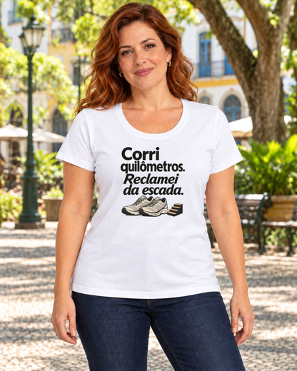 Camiseta Algodão Peruano - Escada Surpresa — foto com modelo