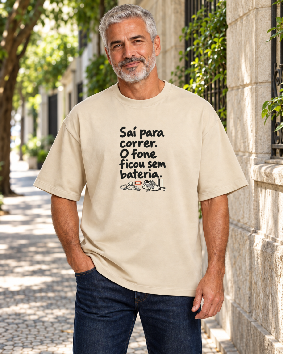 Camiseta Oversized - Fone Sem Carga — foto com modelo