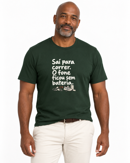 Camiseta Unissex - Fone Sem Carga — foto com modelo