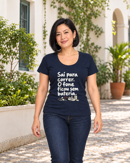 Camiseta Unissex - Fone Sem Carga — foto com modelo