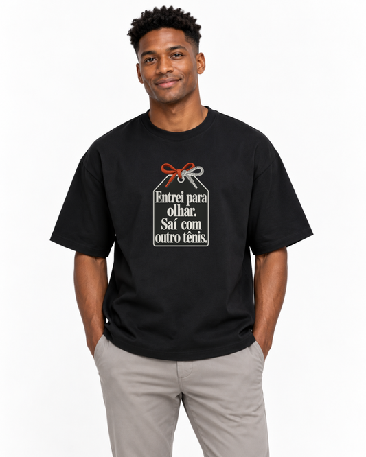 Homem com camiseta oversized preta Catálogo de Tênis em fundo claro.