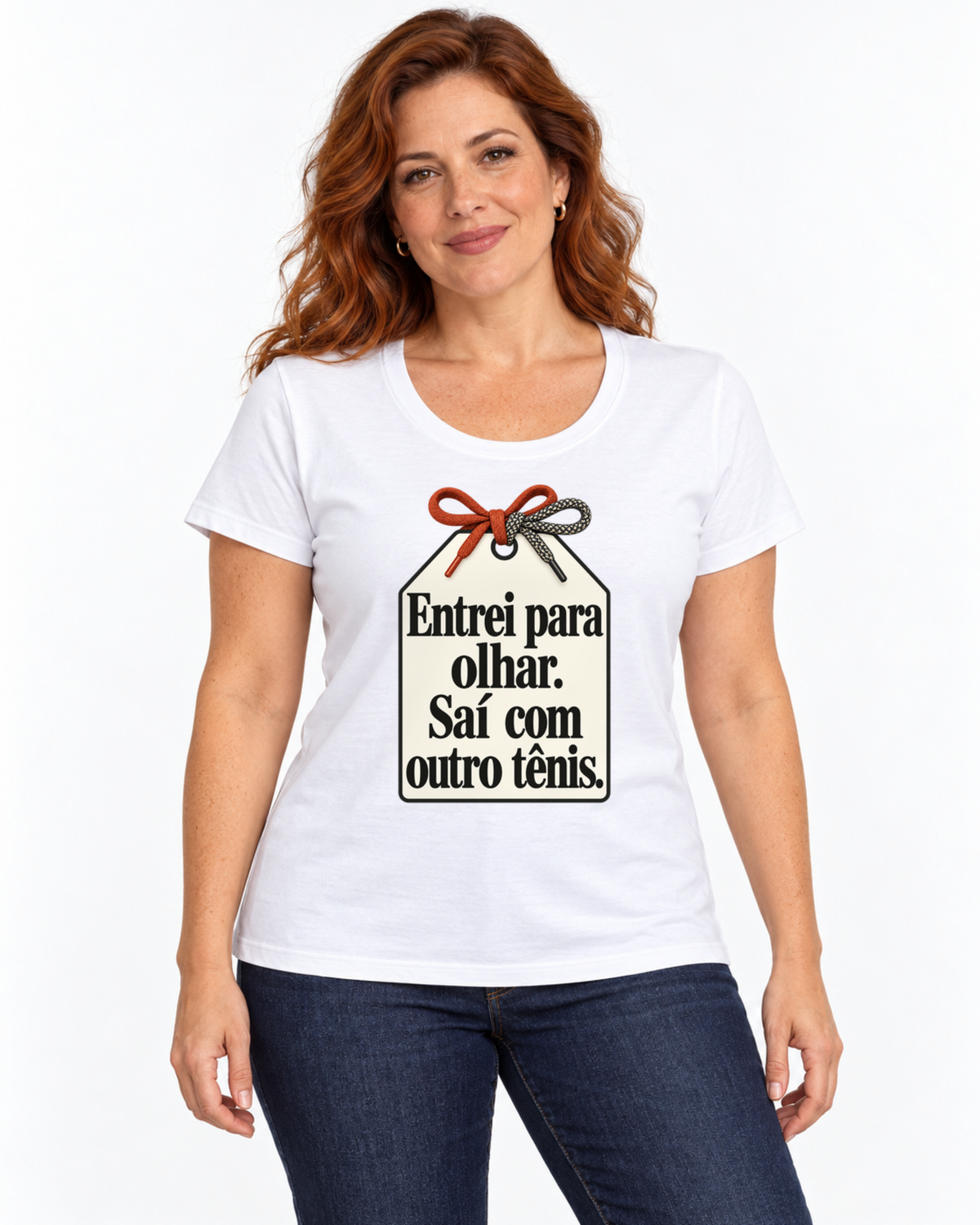 Mulher com camiseta branca Catálogo de Tênis em fundo claro.