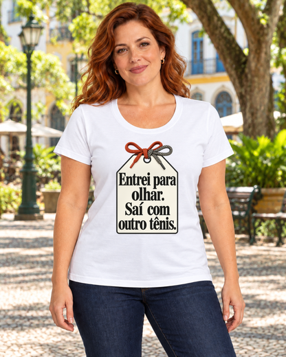Mulher com camiseta branca Catálogo de Tênis em ambiente externo.