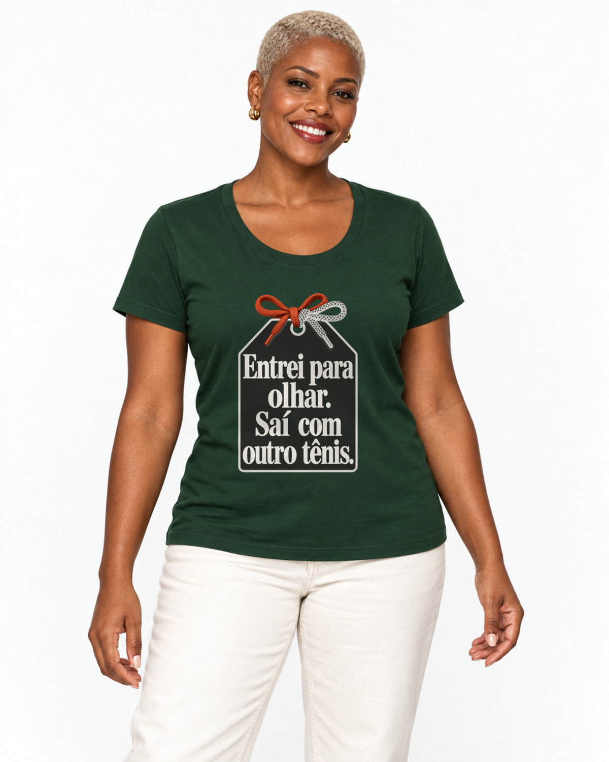 Mulher com camiseta verde Catálogo de Tênis em fundo claro.