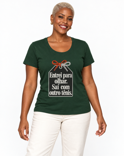Mulher com camiseta verde Catálogo de Tênis em fundo claro.