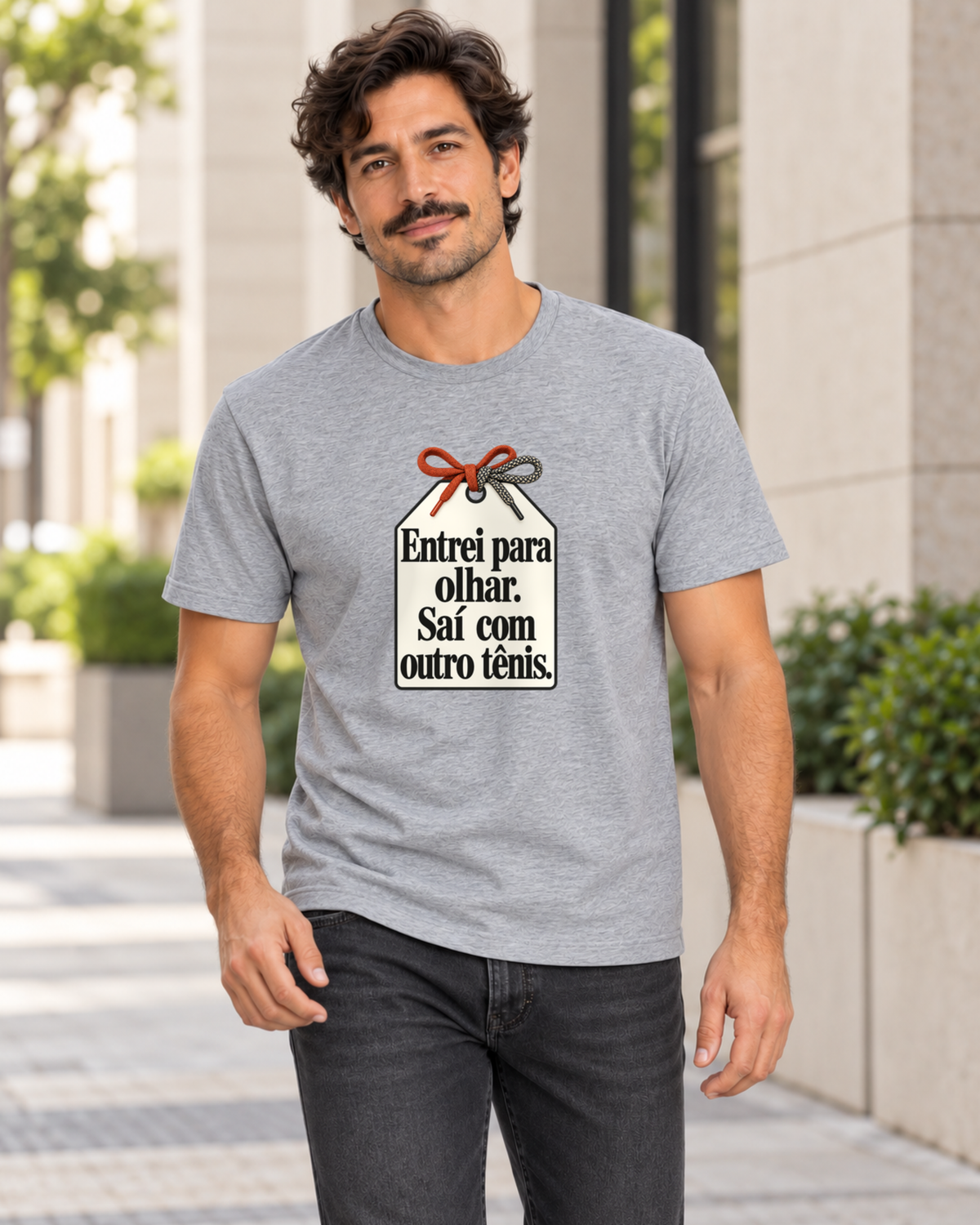 Homem com camiseta cinza Catálogo de Tênis em ambiente externo.