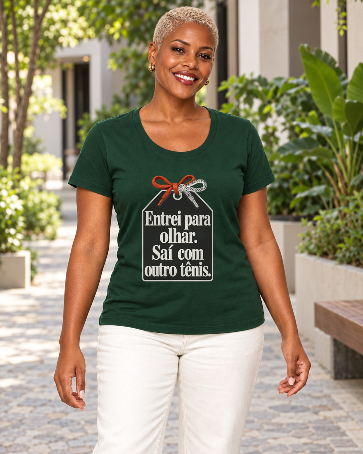 Mulher com camiseta verde Catálogo de Tênis em ambiente externo.