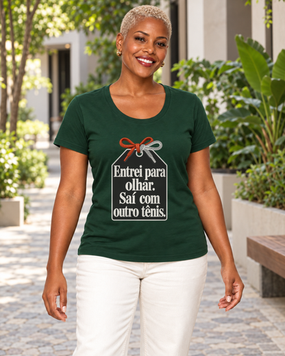 Mulher com camiseta verde Catálogo de Tênis em ambiente externo.