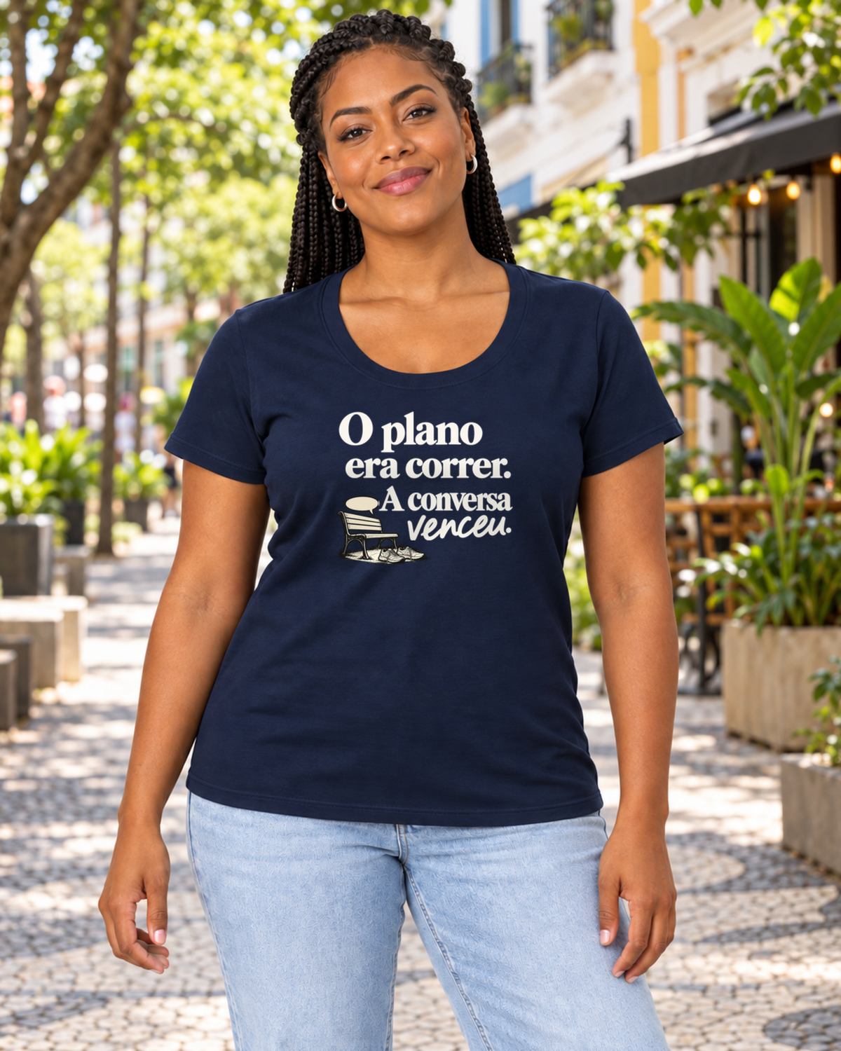 Mulher com camiseta marinho Planejamento Generoso em ambiente externo.