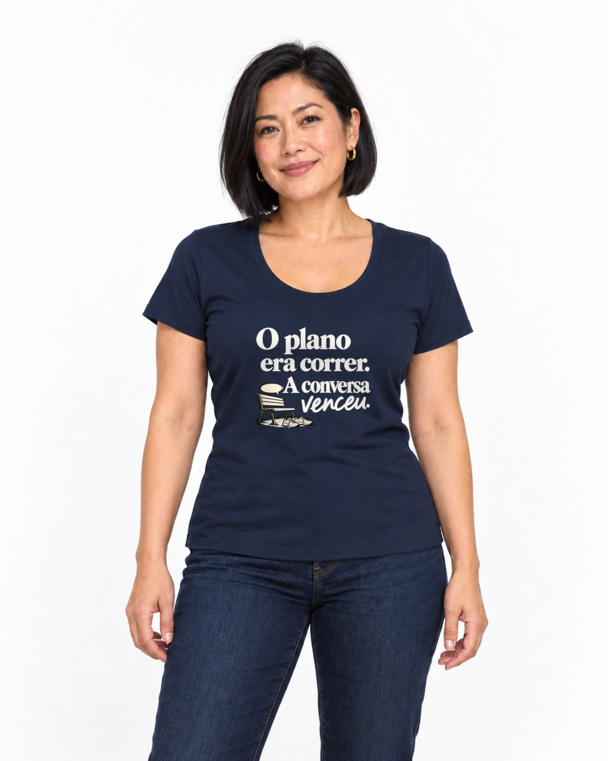 Mulher com camiseta marinho Planejamento Generoso em fundo claro.