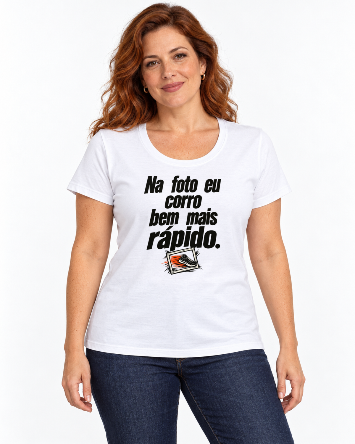 Mulher com camiseta branca Na Hora da Foto em fundo claro.