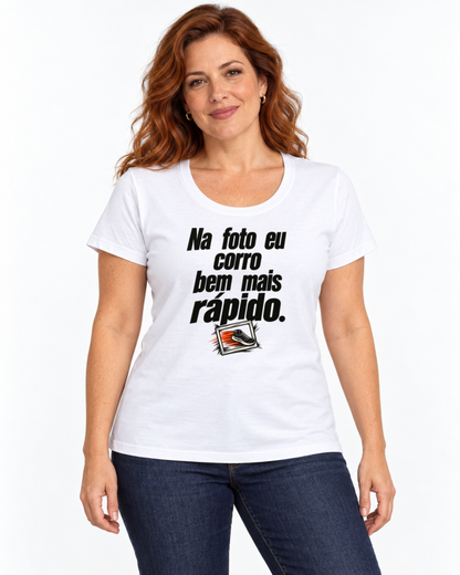 Mulher com camiseta branca Na Hora da Foto em fundo claro.