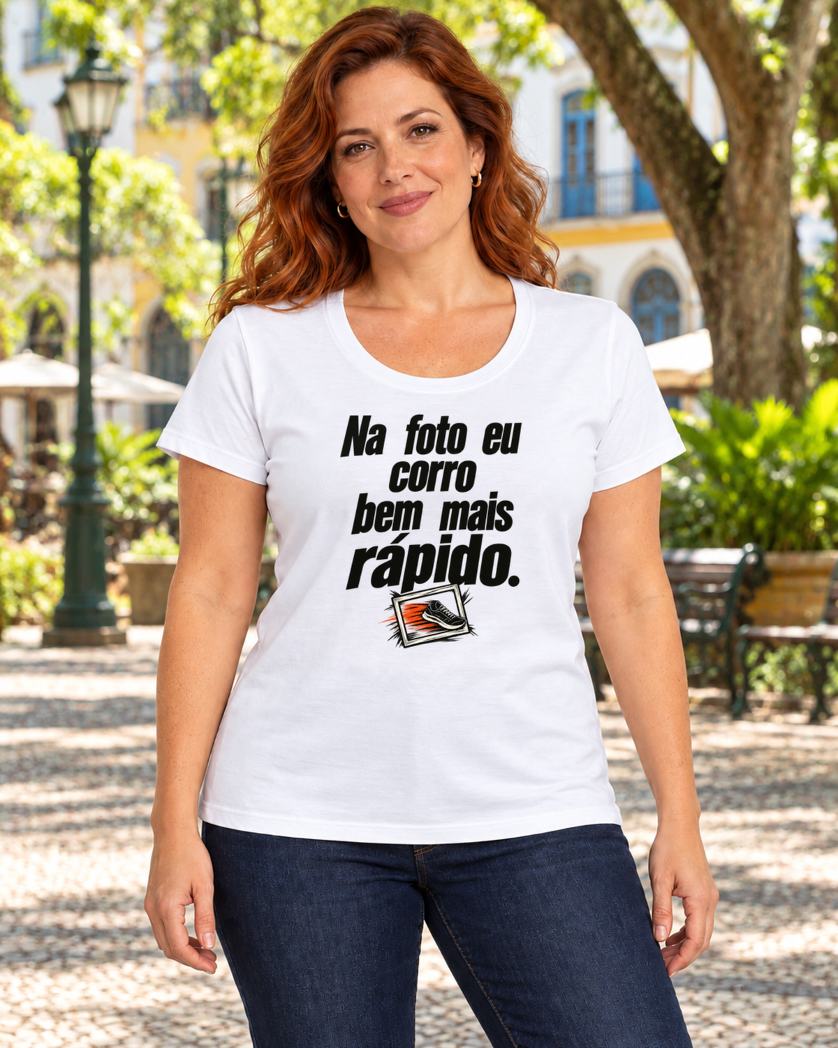 Mulher com camiseta branca Na Hora da Foto em ambiente externo.