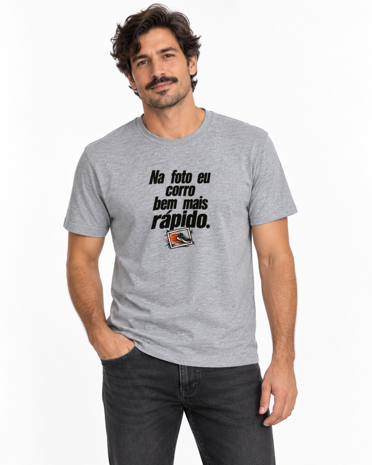 Homem com camiseta cinza Na Hora da Foto em fundo claro.