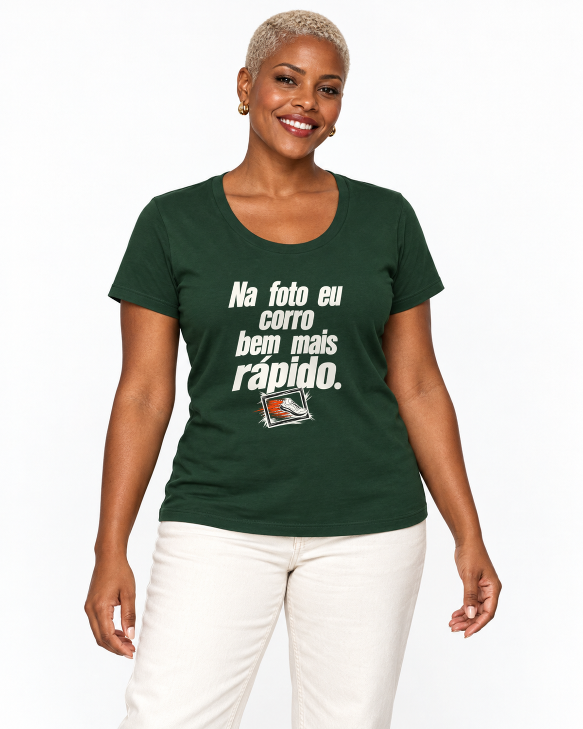 Mulher com camiseta verde Na Hora da Foto em fundo claro.
