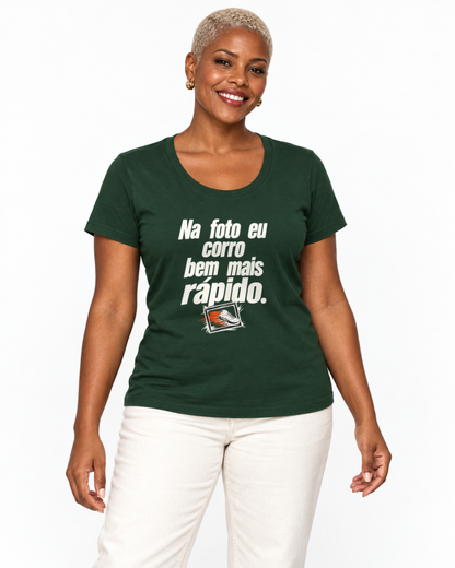 Mulher com camiseta verde Na Hora da Foto em fundo claro.