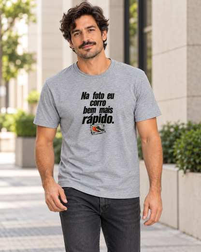 Homem com camiseta cinza Na Hora da Foto em ambiente externo.