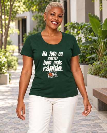 Mulher com camiseta verde Na Hora da Foto em ambiente externo.