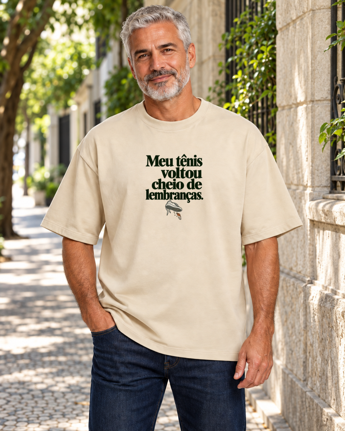 Camiseta Oversized - Areia de Brinde — foto com modelo