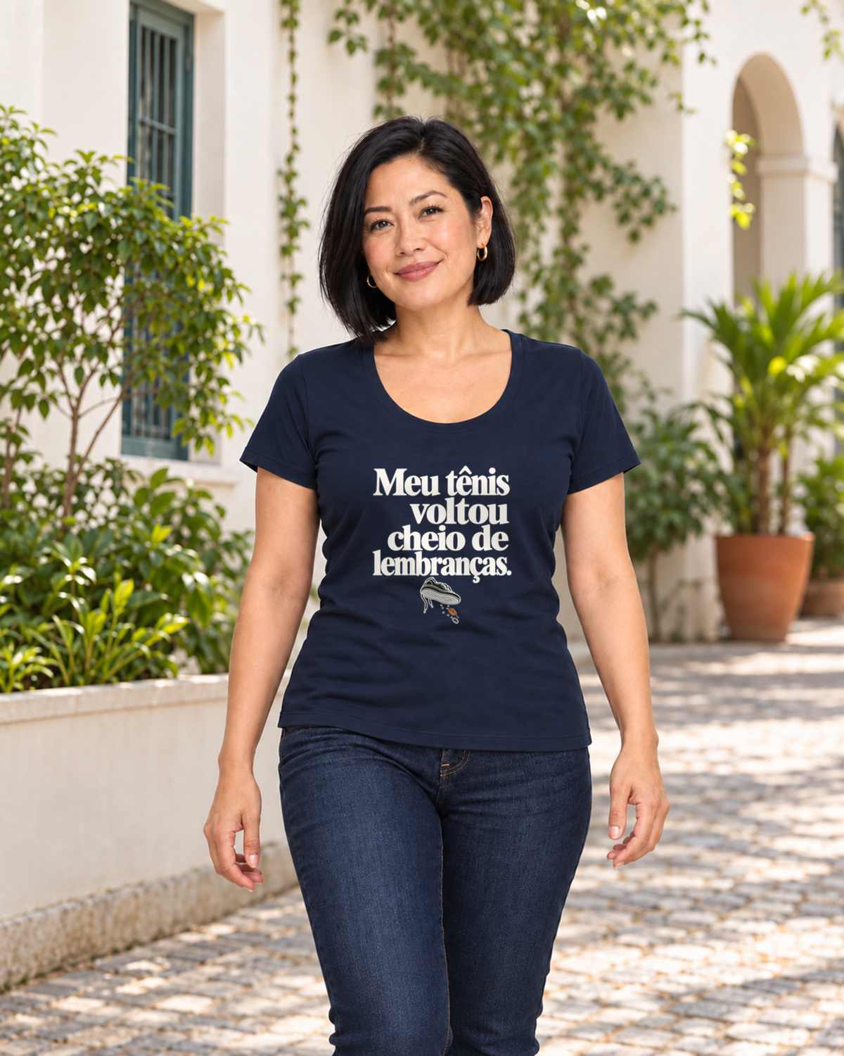 Camiseta Unissex - Areia de Brinde — foto com modelo