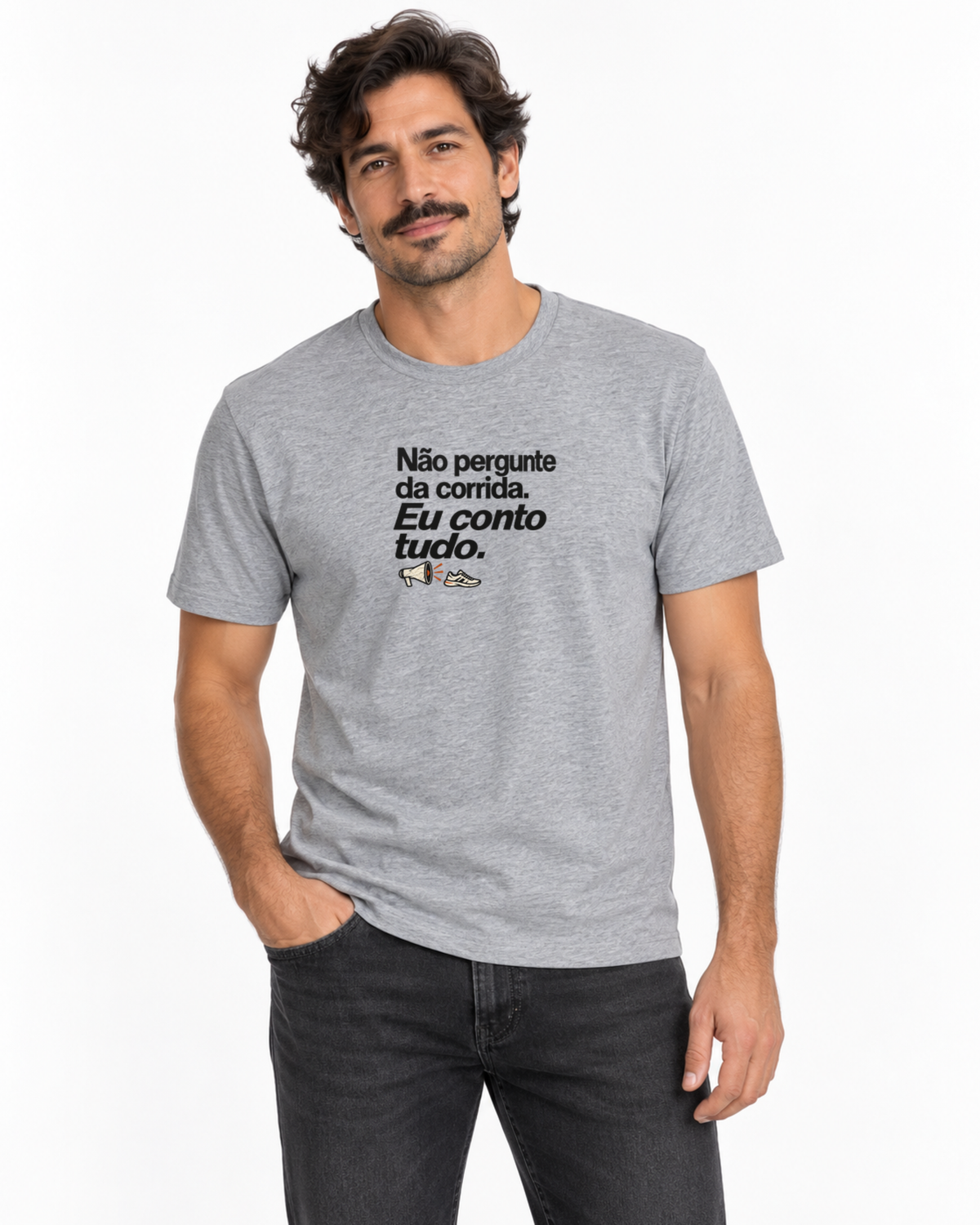 Camiseta Unissex - Cheguei no Assunto — foto com modelo