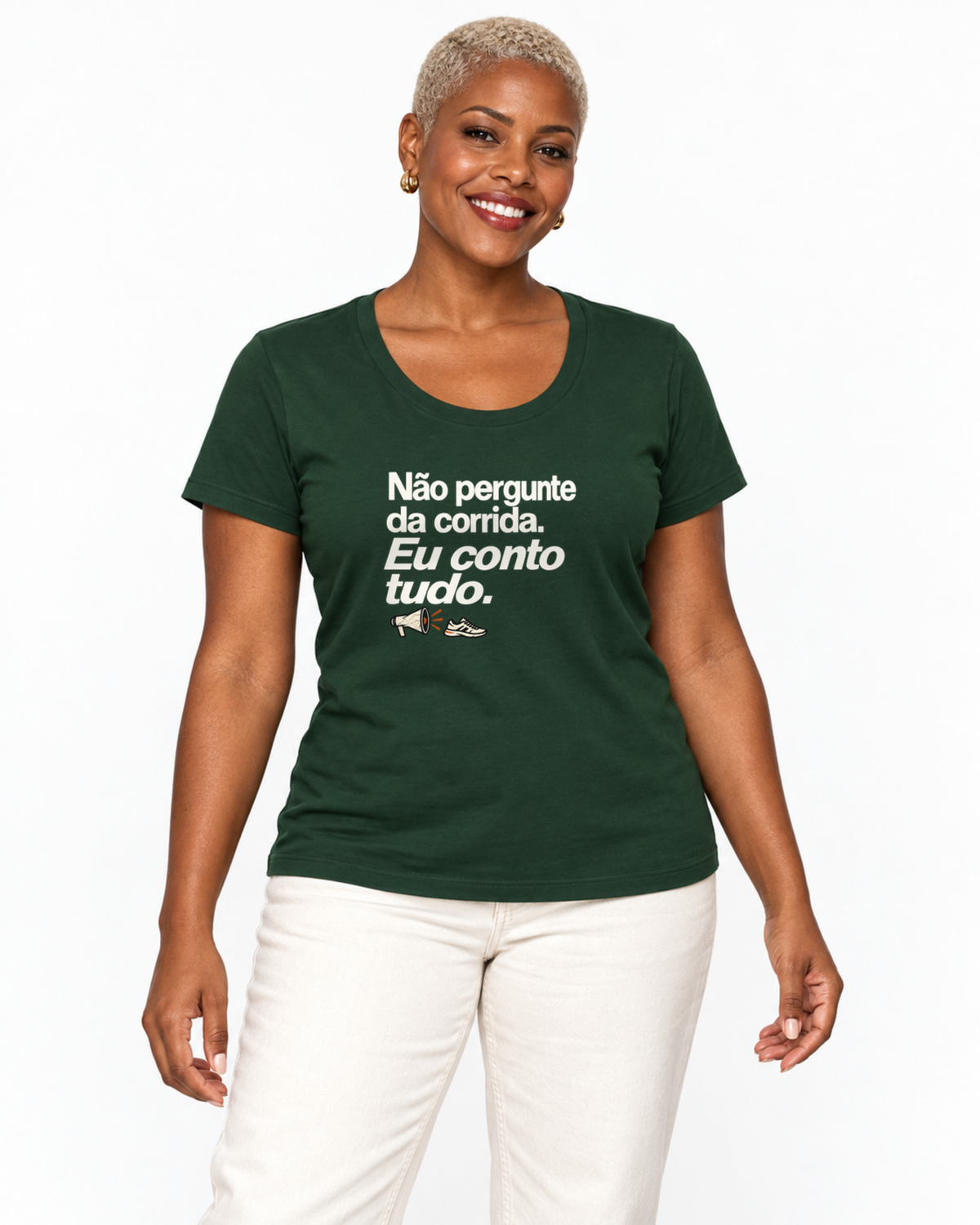 Camiseta Unissex - Cheguei no Assunto — foto com modelo