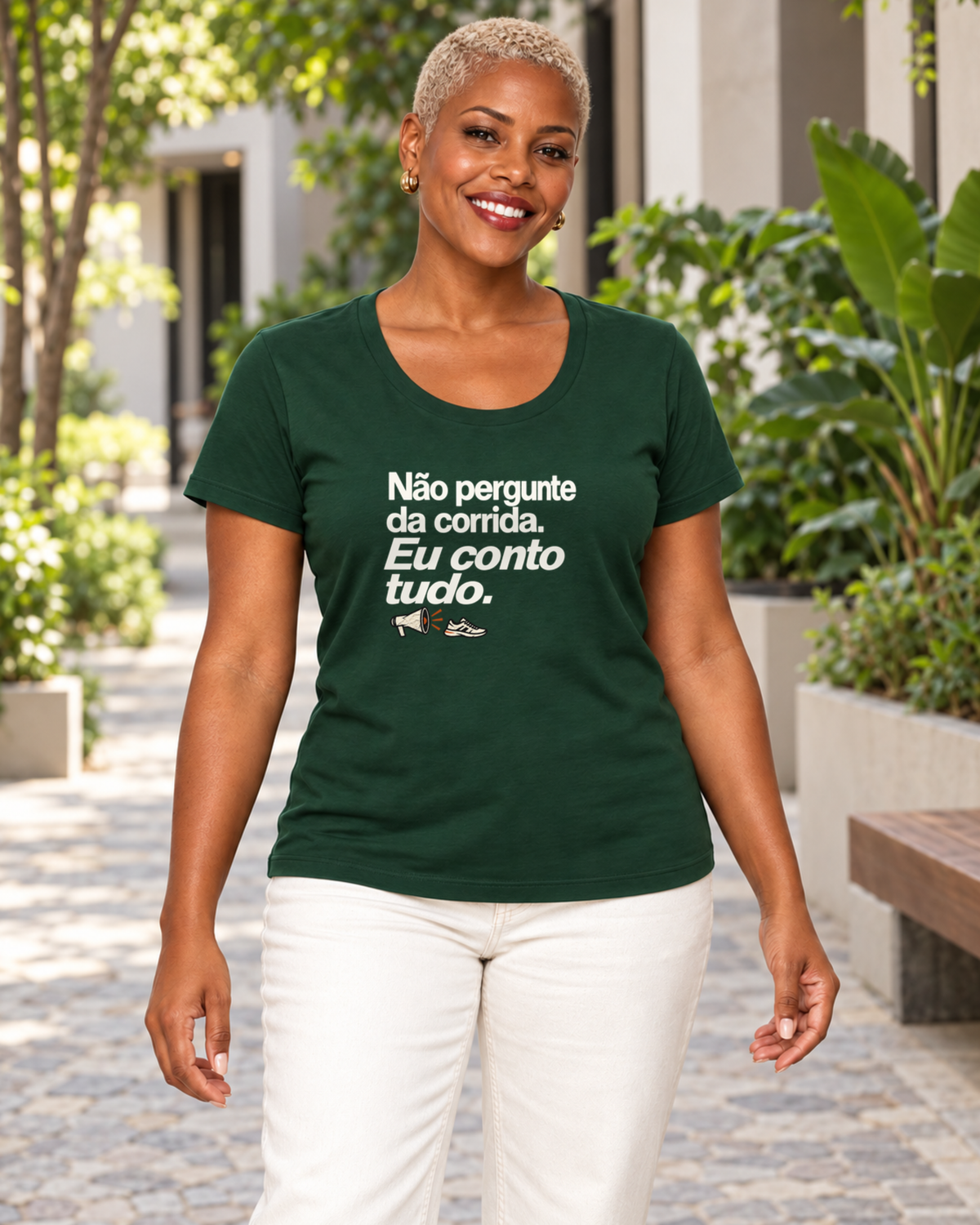 Camiseta Unissex - Cheguei no Assunto — foto com modelo