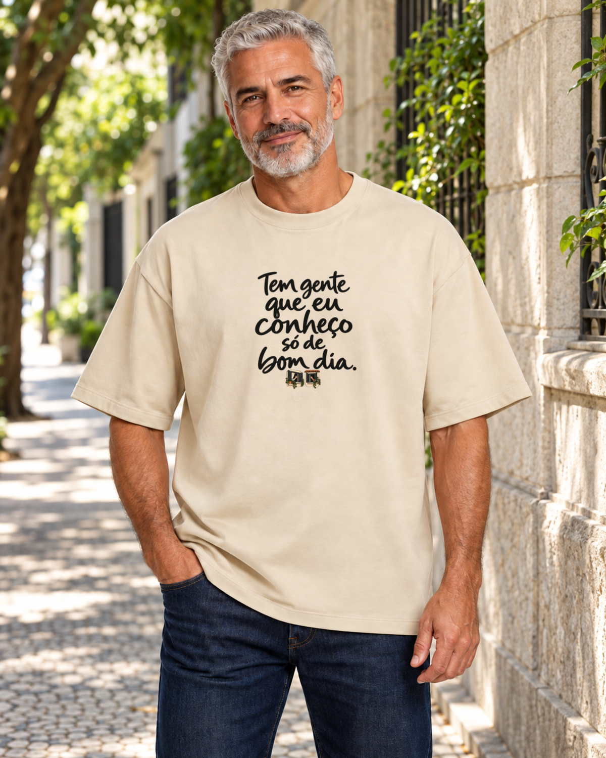 Camiseta Oversized - Bom Dia de Bairro — foto com modelo