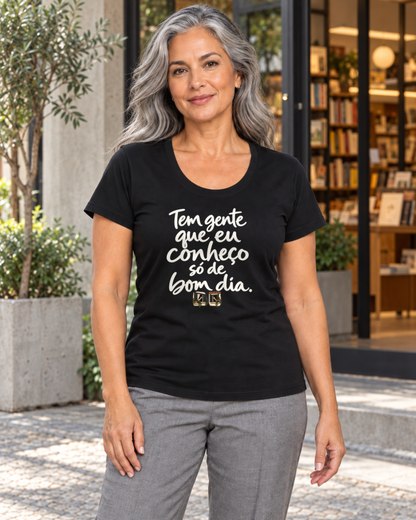 Camiseta Algodão Peruano - Bom Dia de Bairro — foto com modelo