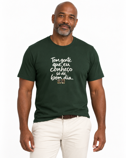 Camiseta Unissex - Bom Dia de Bairro — foto com modelo
