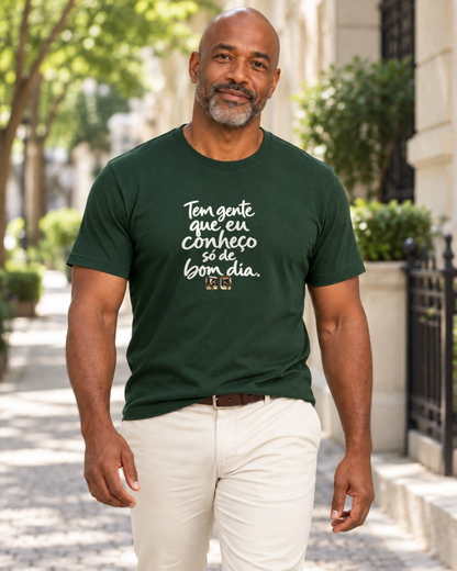 Camiseta Unissex - Bom Dia de Bairro — foto com modelo