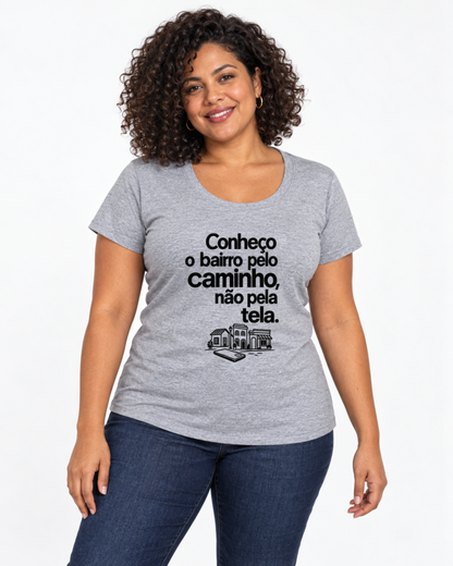 Camiseta Unissex - Caminho Sem Tela — foto com modelo