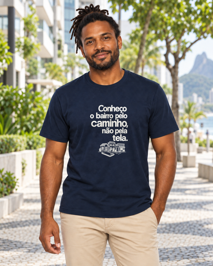 Camiseta Unissex - Caminho Sem Tela — foto com modelo