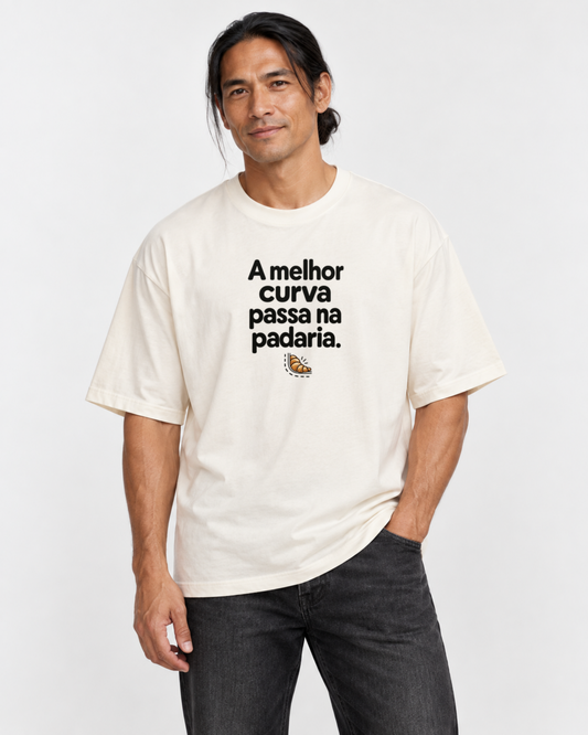 Camiseta Oversized - Curva da Padaria — foto com modelo