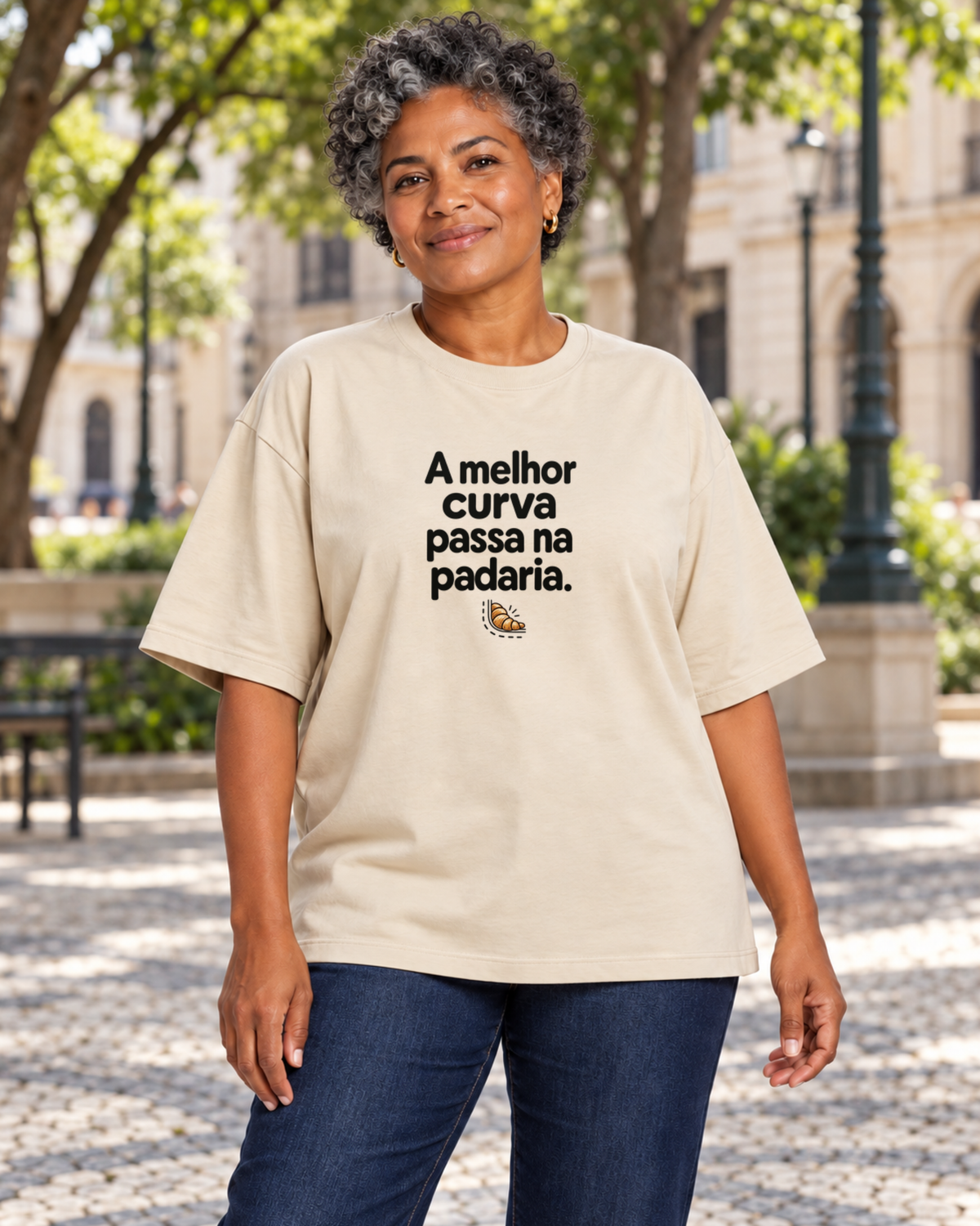 Camiseta Oversized - Curva da Padaria — foto com modelo