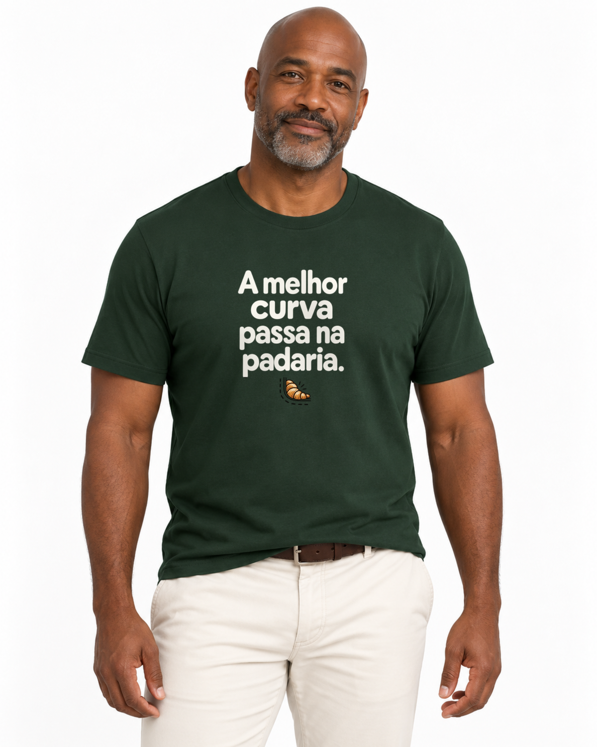 Camiseta Unissex - Curva da Padaria — foto com modelo