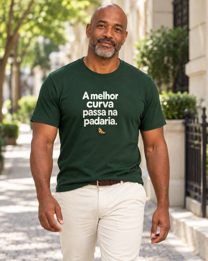 Camiseta Unissex - Curva da Padaria — foto com modelo
