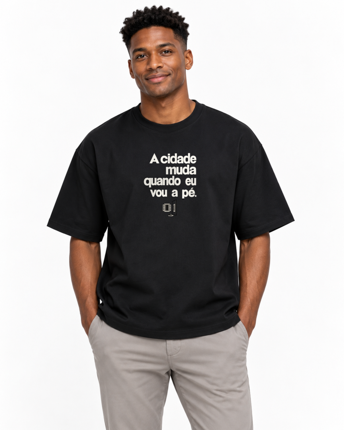 Camiseta Oversized - Outro Olhar — foto com modelo