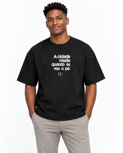 Camiseta Oversized - Outro Olhar — foto com modelo