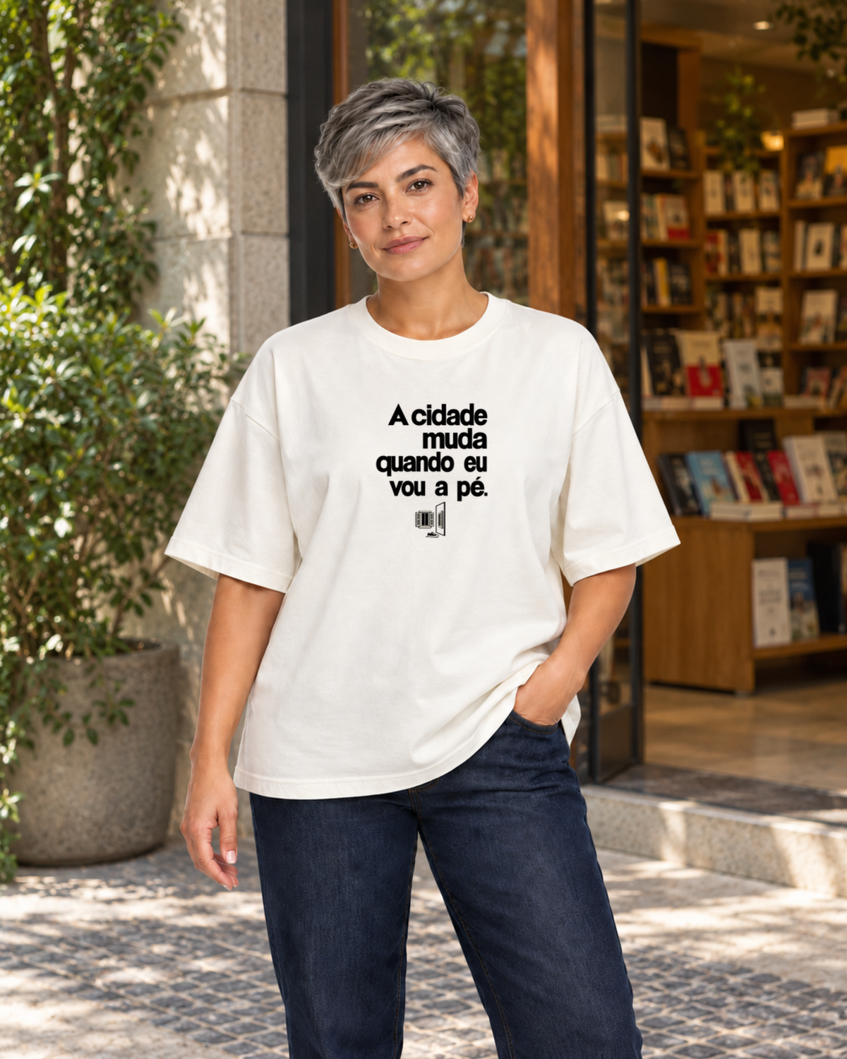 Camiseta Oversized - Outro Olhar — foto com modelo