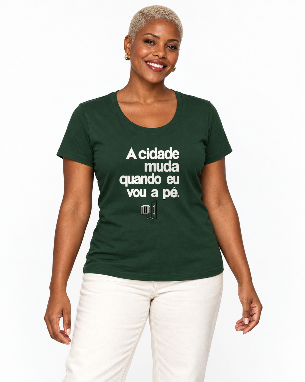 Camiseta Unissex - Outro Olhar — foto com modelo