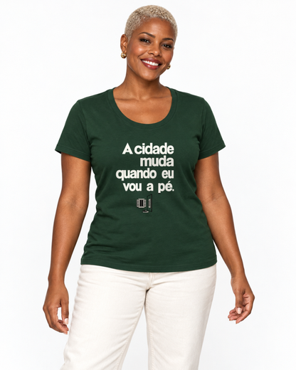 Camiseta Unissex - Outro Olhar — foto com modelo