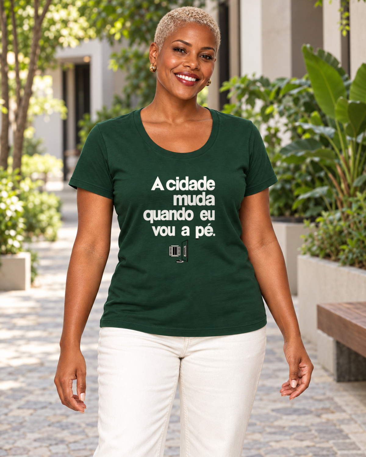Camiseta Unissex - Outro Olhar — foto com modelo