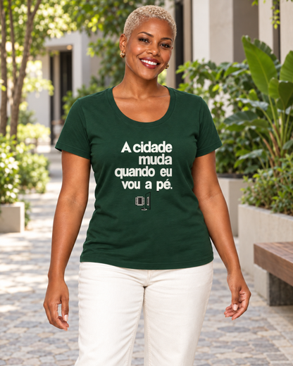 Camiseta Unissex - Outro Olhar — foto com modelo