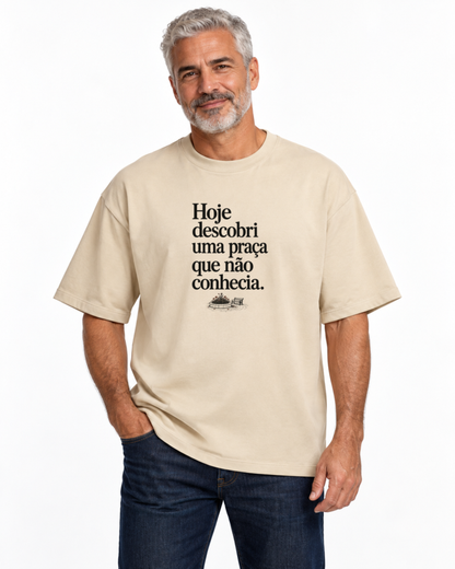 Camiseta Oversized - Praça Descoberta — foto com modelo