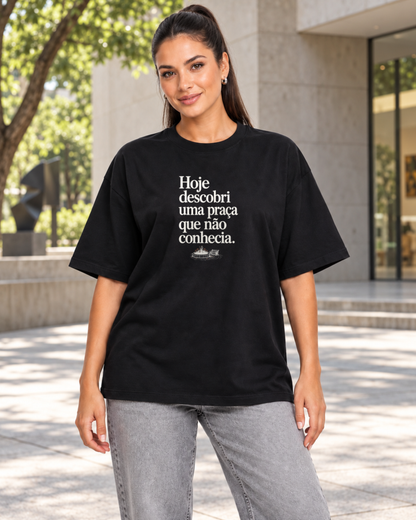 Camiseta Oversized - Praça Descoberta — foto com modelo