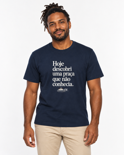 Camiseta Unissex - Praça Descoberta — foto com modelo