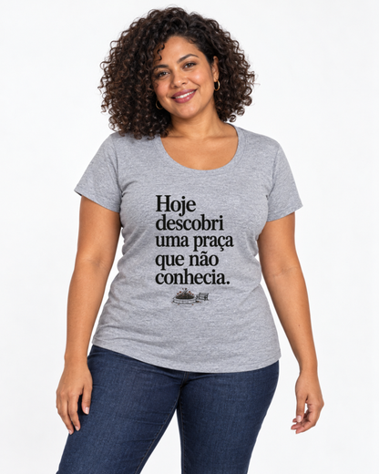 Camiseta Unissex - Praça Descoberta — foto com modelo
